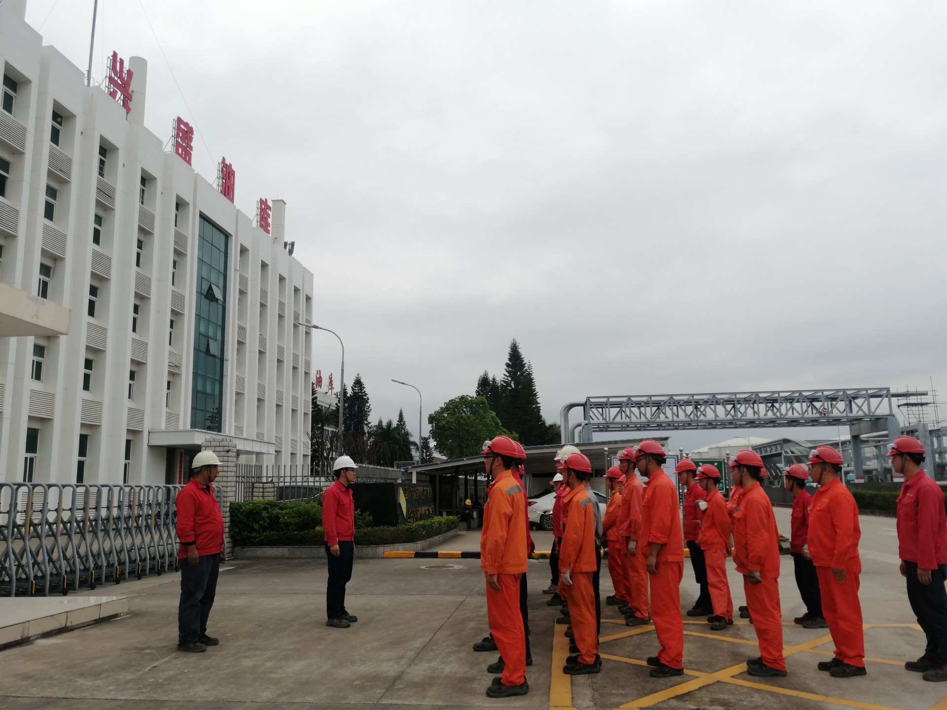 興盛油庫組織全體員工模擬進行T1108罐汽油泄漏、火災(zāi)事故應(yīng)急演練